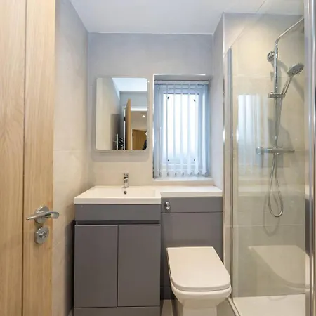 Spacious 3br With Driveway | Manchester