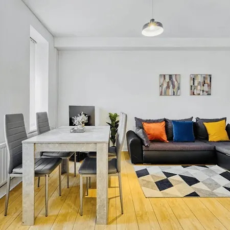 Dickenson Road Apartmán