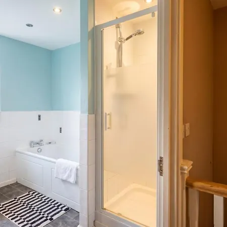 3-bed Salford Home, Free Parking & Wi-fi شقة