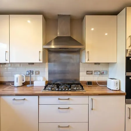 3-bed Salford Home, Free Parking & Wi-fi *