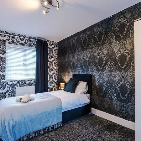 Salford 4 Bed House - Free Parking - Sleeps 7 Appartement