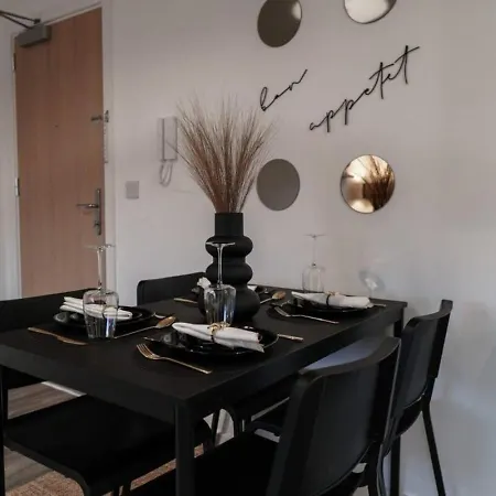 2 Bed With Wifi - Sleeps 4 Apartmán *