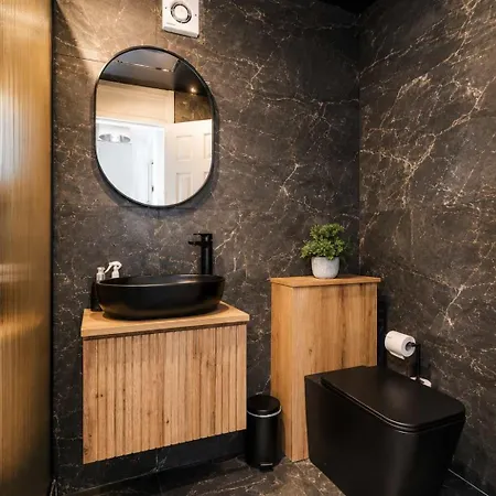 Centre 3-bed With Balcony *