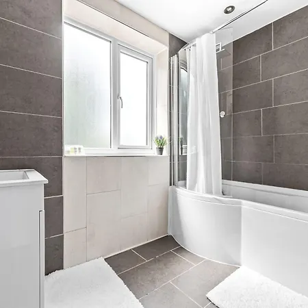 Apartman Modern & Spacious 4-bedroom In Crumpsall *