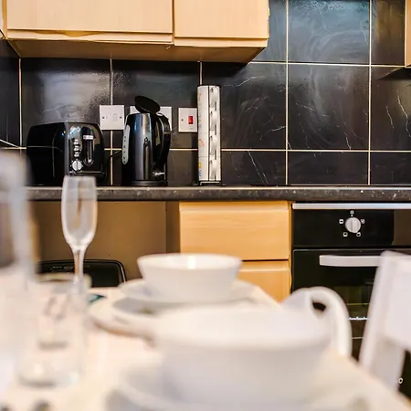 The Pendleton, Salford, 3-bed Apartment, Free Parking, 3 Mins To By Kammili