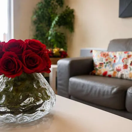 Modern 2-bed Living With Private Balcony *