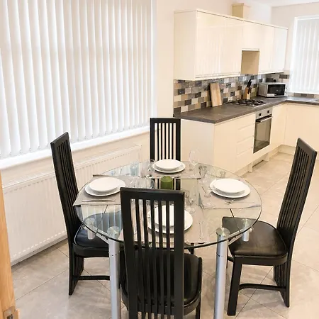 Spacious Apartment, Steps Away From Heaton Park 아파트 맨체스터