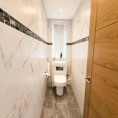 Spacious Apartment, Steps Away From Heaton Park 맨체스터