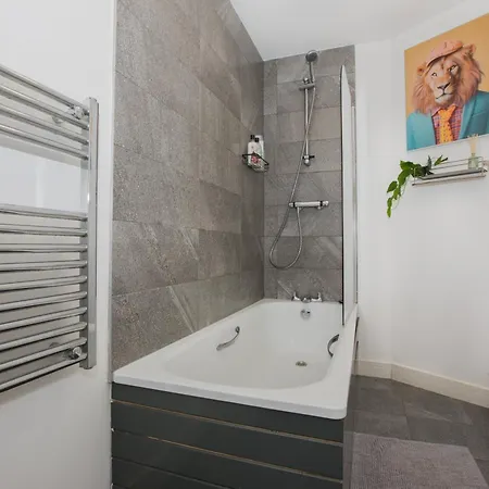 شقة Modern 2br Free Parking Access مانشستر