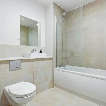 Trafford Garden Retreat With Free Car Park