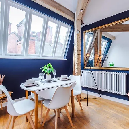Stylish 1bdr Duplex Loft Piccadilly