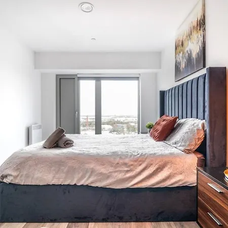 Stylish Two Bedroom Two Bathroom *