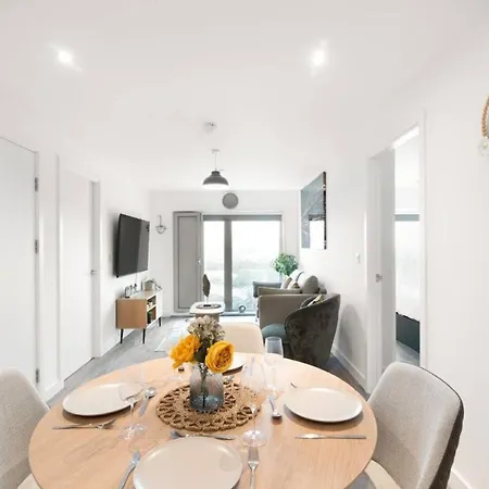 Skyline Views & Stylish 2bed, 2bath Retreat * Manchester