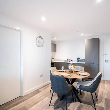 Chique Modern Spacious 2 Bed شقة *