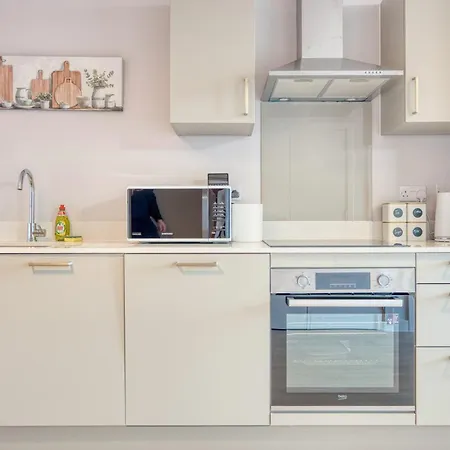 Apartmán Trafford Garden With Free Car Park *