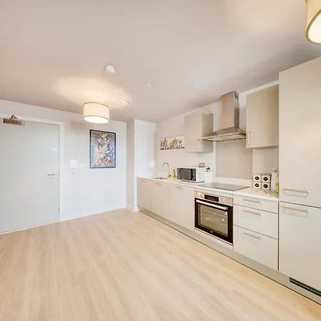 Apartmán Trafford Garden With Free Car Park