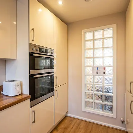 3-bed Salford Home, Free Parking & Wi-fi مانشستر