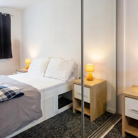 3-bed Salford Home, Free Parking & Wi-fi مانشستر