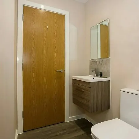 Modern 1 Bed W Fast Broadband Apartament *