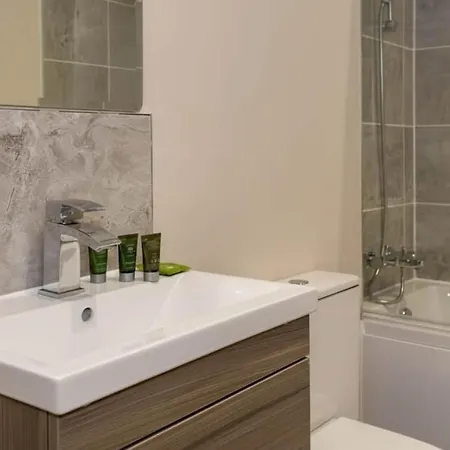 Modern 1 Bed W Fast Broadband Apartament