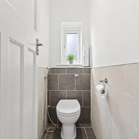 Modern & Spacious 4-bedroom In Crumpsall *