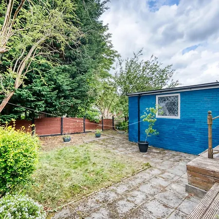 Modern & Spacious 4-bedroom In Crumpsall Apartman *
