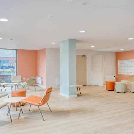 شقة Trafford Garden Retreat With Free Car Park
