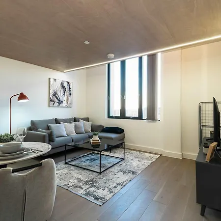 Stunning 2 Bed W Views Apartmán *