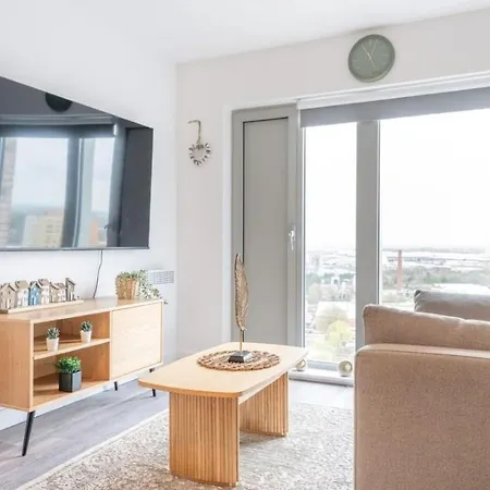 Luxury Above The Contemporary 2-bed, 2-bath Apartmán