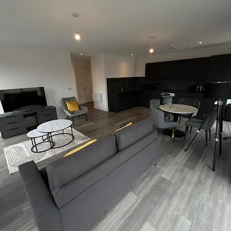Spacious 2 Bedroom With Balcony Near Mediacity Uk *