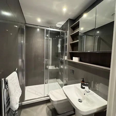 2 Bed Centre شقة *