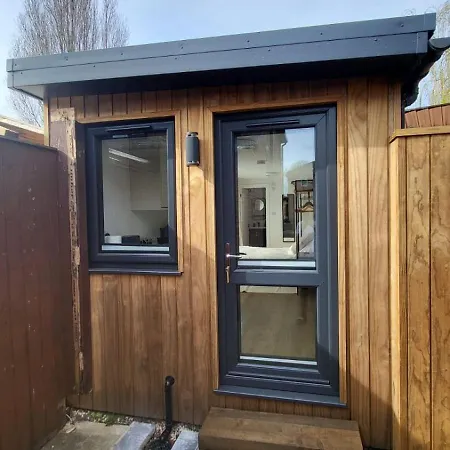 The Garden - Modern With Free Parking