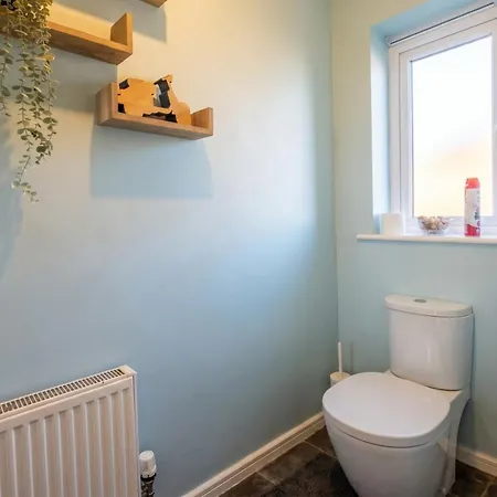 3-bed Salford Home, Free Parking & Wi-fi