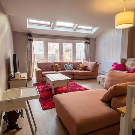 3-bed Salford Home, Free Parking & Wi-fi شقة *