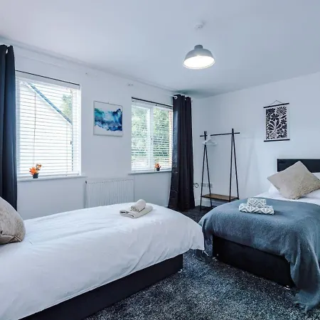 Salford 4 Bed House - Free Parking - Sleeps 7 * Μάντσεστερ