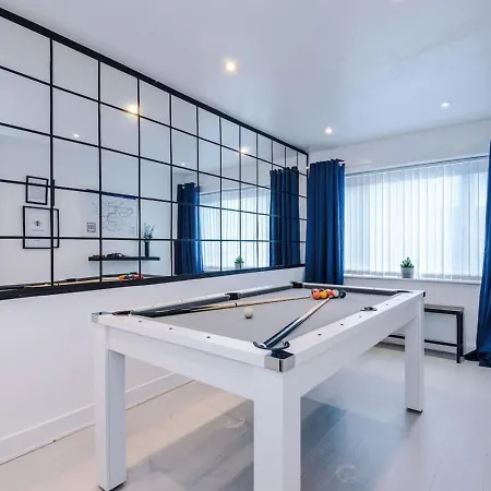 Salford 4 Bed House - Free Parking - Sleeps 7