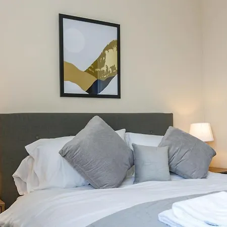 Spacious Bright 1 Bedroom Apartament