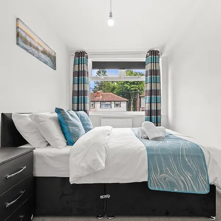 Modern & Spacious 4-bedroom In Crumpsall