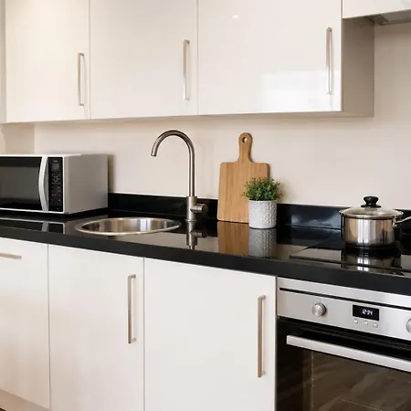 Apartmán Modern 2-bed Living With Private Balcony *