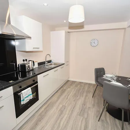 Bright & Spacious 2 Bed In شقة