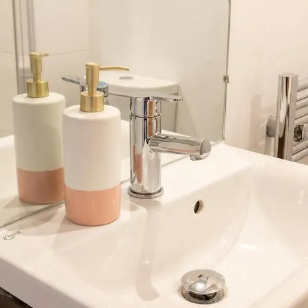 شقة 3-bed Salford Home, Free Parking & Wi-fi