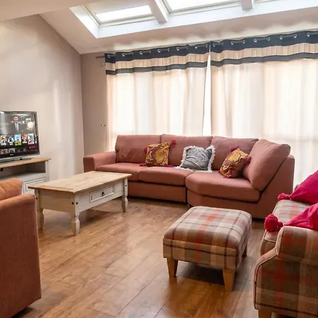 3-bed Salford Home, Free Parking & Wi-fi * مانشستر