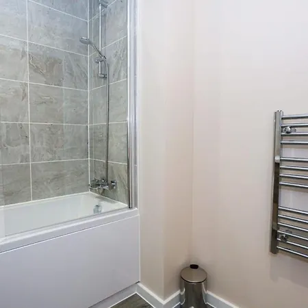 Spacious Bright 1 Bedroom *