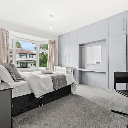 Apartman Modern & Spacious 4-bedroom In Crumpsall *