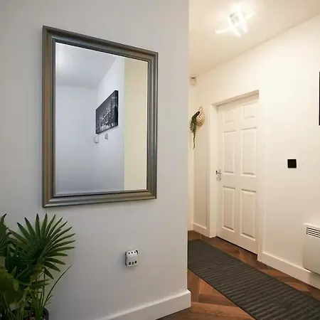 شقة Near Old Trafford - Parking - Wifi - Sleeps 5 *
