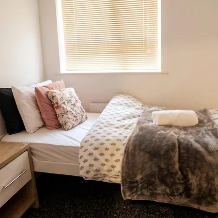 3-bed Salford Home, Free Parking & Wi-fi * مانشستر