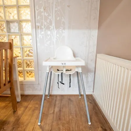 3-bed Salford Home, Free Parking & Wi-fi شقة