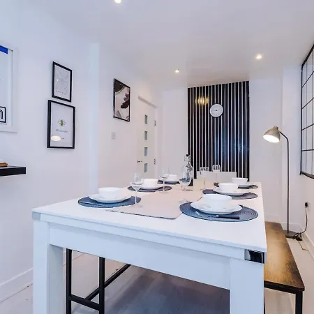 Salford 4 Bed House - Free Parking - Sleeps 7 Διαμέρισμα