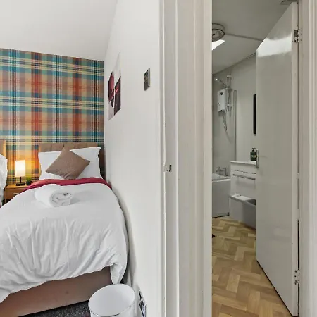 Modern 4 Bedroom House For 9 Guests With Free Parking By The Cosy Corner Nationwide Apartman *