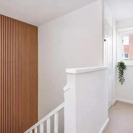 Centre 3-bed With Balcony